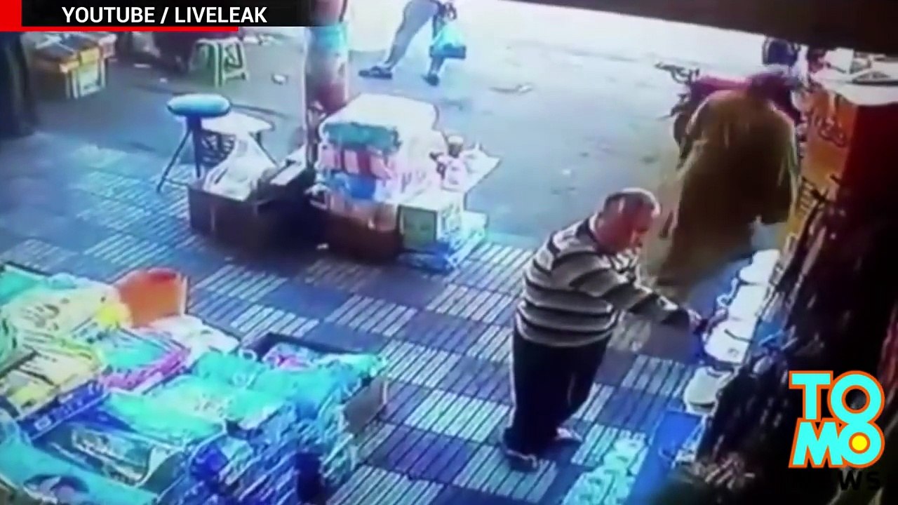 One punch knockout Homeless man pinches womans butt then she knocks him out - TomoNews