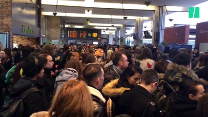Trains bondés, voyageurs debouts ou restés sur les quais, la SNCF a eu quelques problèmes pendant ce week-end de Noël