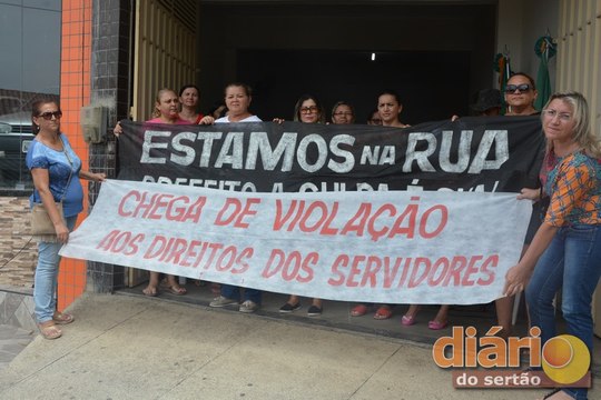 Sindicato lidera manifestação cobrando pagamento dos servidores em Ipaumirim no Ceará