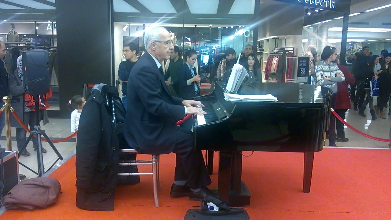 piyano ile caddelerde rüzgar