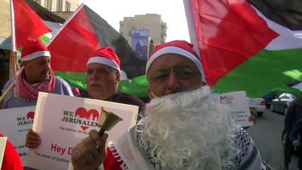Papai noel recebido com bomba em Bélem