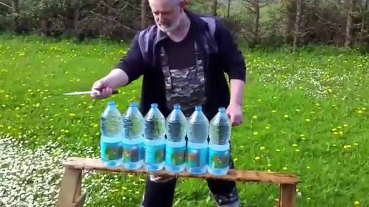 看！刀具之一的工作  Kàn! Dāojù zhī yī de gōngzuò  (Regarde! UN DES COUTEAUX DE COUTEAUX COUTEAUX)