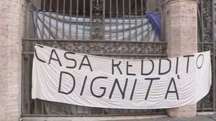 Un centenar de personas vive bajo los pórticos de una basílica en Roma