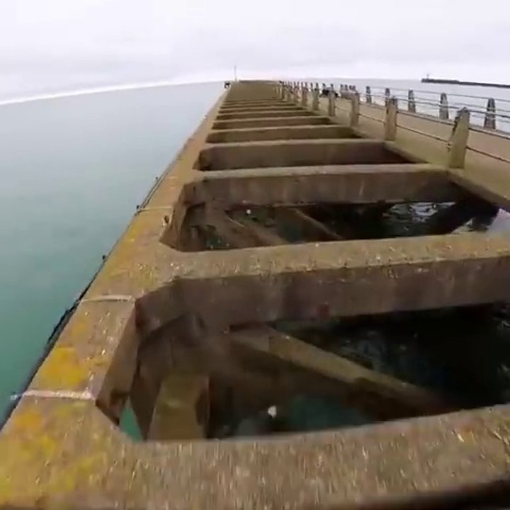 Ce fou saute les trous d'un pont en béton sans se manquer !