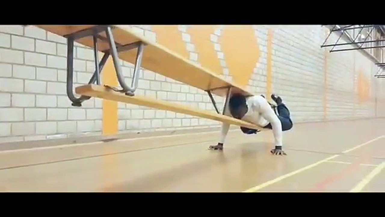 Il fait ses pompes en portant un banc !! Entraînement physique hors normes d'un soldat américain