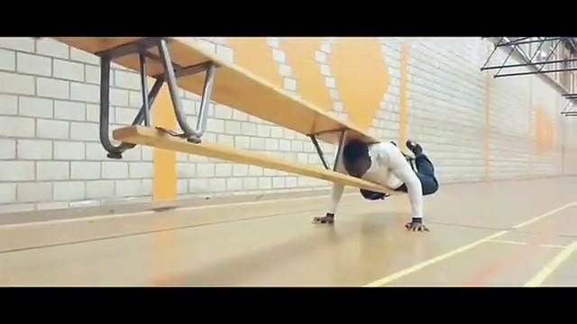 Il fait ses pompes en portant un banc !! Entraînement physique hors normes d'un soldat américain