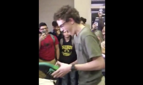 Ces lycéens se cotisent pour un élève trop pauvre : chaussures neuves pour Noel !