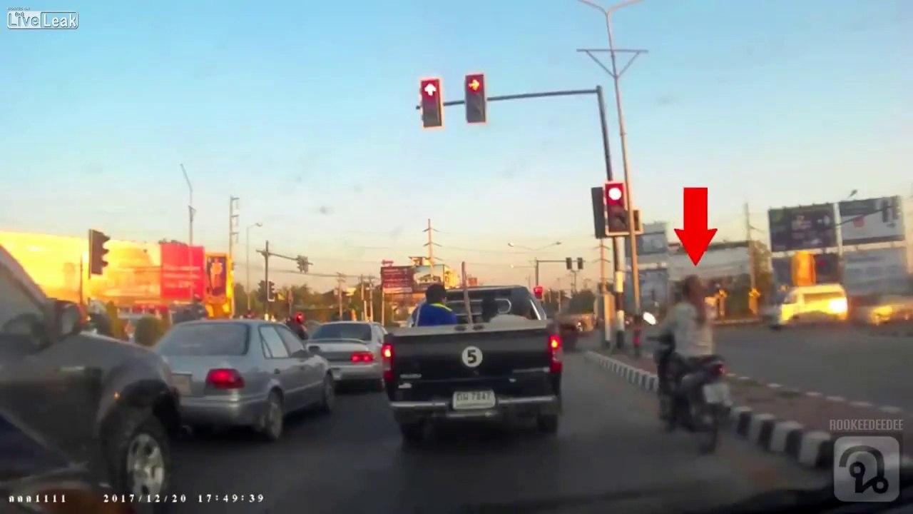 En scooter elle se prend le poteau du feu rouge suite au renversement d'un camion !