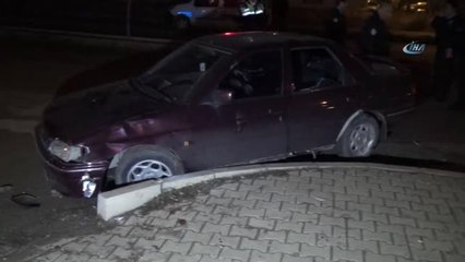 Otomobil, Kaldırımda Yürüyen Anne ve Kıza Çarptı