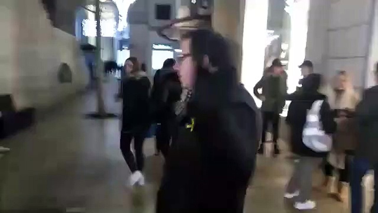 Un independentista recrimina a una persona que quitaba lacitos que incumplen la ley electoral 