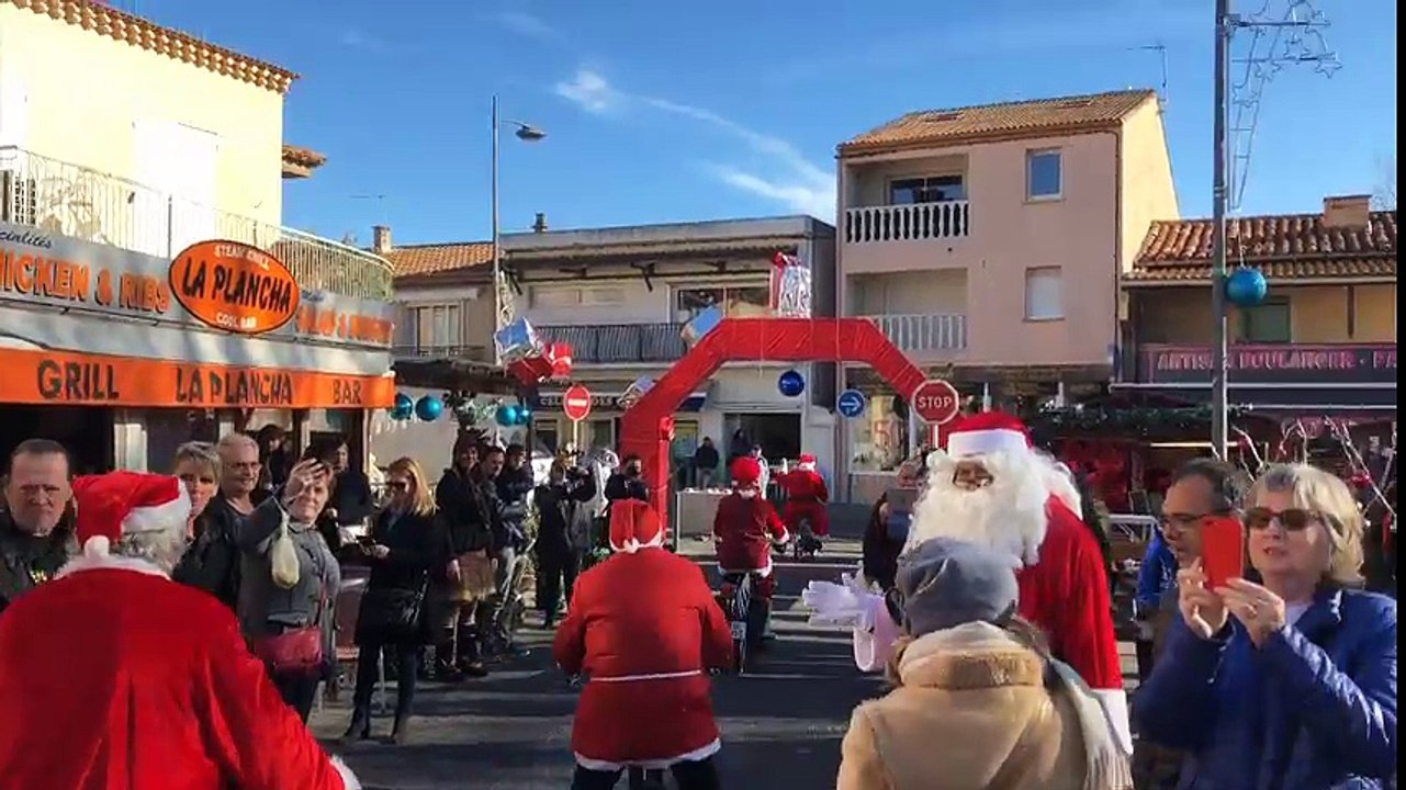 LE GRAU D'AGDE - Le Père Noel arrive en solex pour sauver le fort Brescou