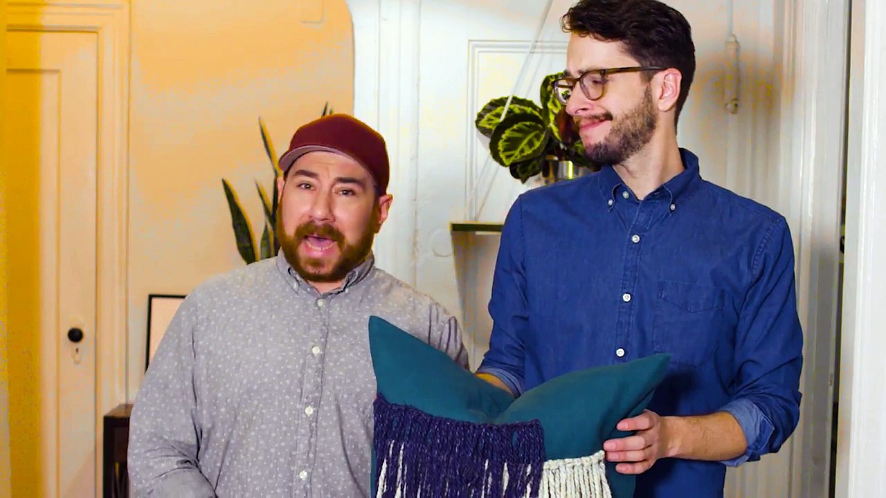 DIY Yarn Embellished Pillow- HGTV Handmade-J_NTrlsgRRY