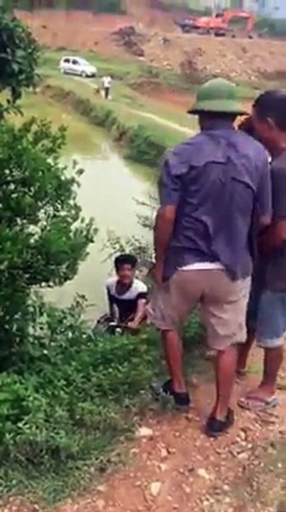 Say Rượu Lao Xe Máy Xuống Ao