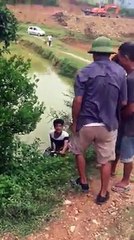 Say Rượu Lao Xe Máy Xuống Ao