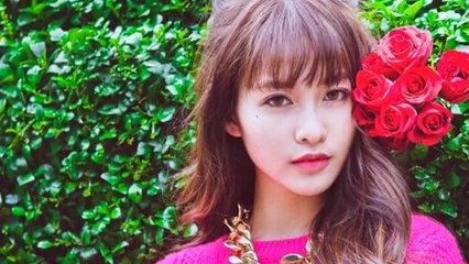 Từng hạt mưa rơi tí tách bên hiên nhà nàng