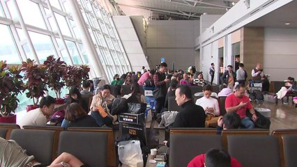성탄 연휴 항공기 무더기 지연...이 시각 인천공항 / YTN