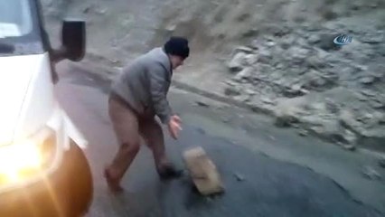 Yola Düşen Dev Kaya Parçaları Sürücülere Zor Anlar Yaşattı