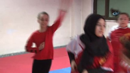 İç Savaştan Kaçtıkları Türkiye'de Wushu Taoli Sporunu Öğretiyorlar