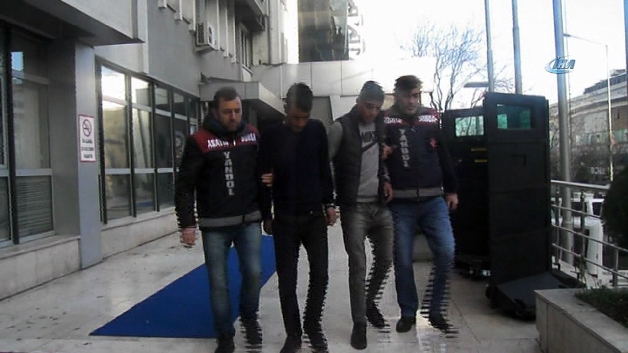 Yaşlı kadının evini sattırmaya çalışan sahte polisler gerçek polisler tarafından yakalandı