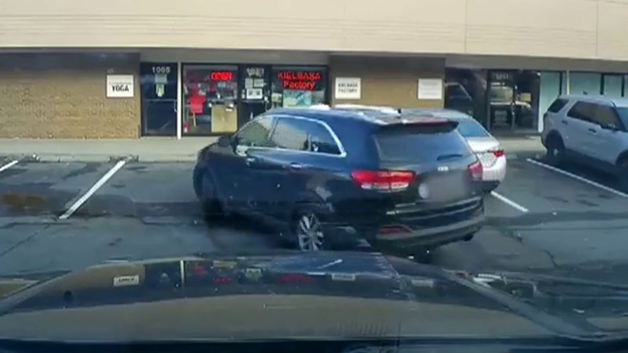 Un automobiliste perd le contrôle de sa voiture et cause d'énormes dégâts