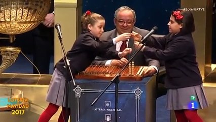 Lotería de Navidad 2017. Noelia (Aya Ben Hamdouch), niña que canta "mil euros" y no mira las bolas.