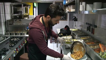 Restoran görevlisinin hayatını kurtaran refleksi kamerada