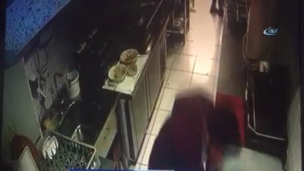 Restoran Görevlisinin Hayatını Kurtaran Refleksi Kamerada