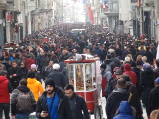 Taksim'de 'Kış Güneşi' İzdihamı! İnsanlar Yürümekte Zorlandı