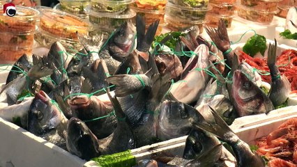 Pozzuoli (NA) - Boom di visitatori  al mercato del pesce (23.12.17)