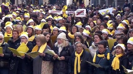 Imatges de la cantada de Nadales per la llibertat a la plaça del Vi de Girona