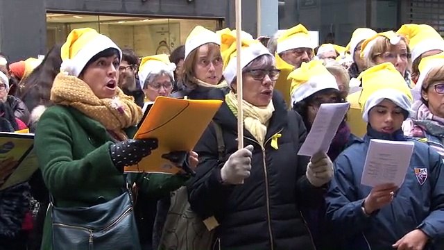 Imatges de la cantada de Nadales per la llibertat a la plaça de la Paeria de Lleida