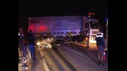 Konya'da TIR'a çarpan otomobil hurdaya döndü