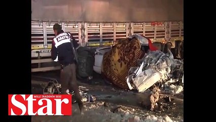Konya'da TIR'a çarpan otomobil hurdaya döndü