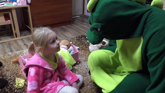 Играем в доктора с УКОЛАМИ! Динозавр сломал хвост. Д