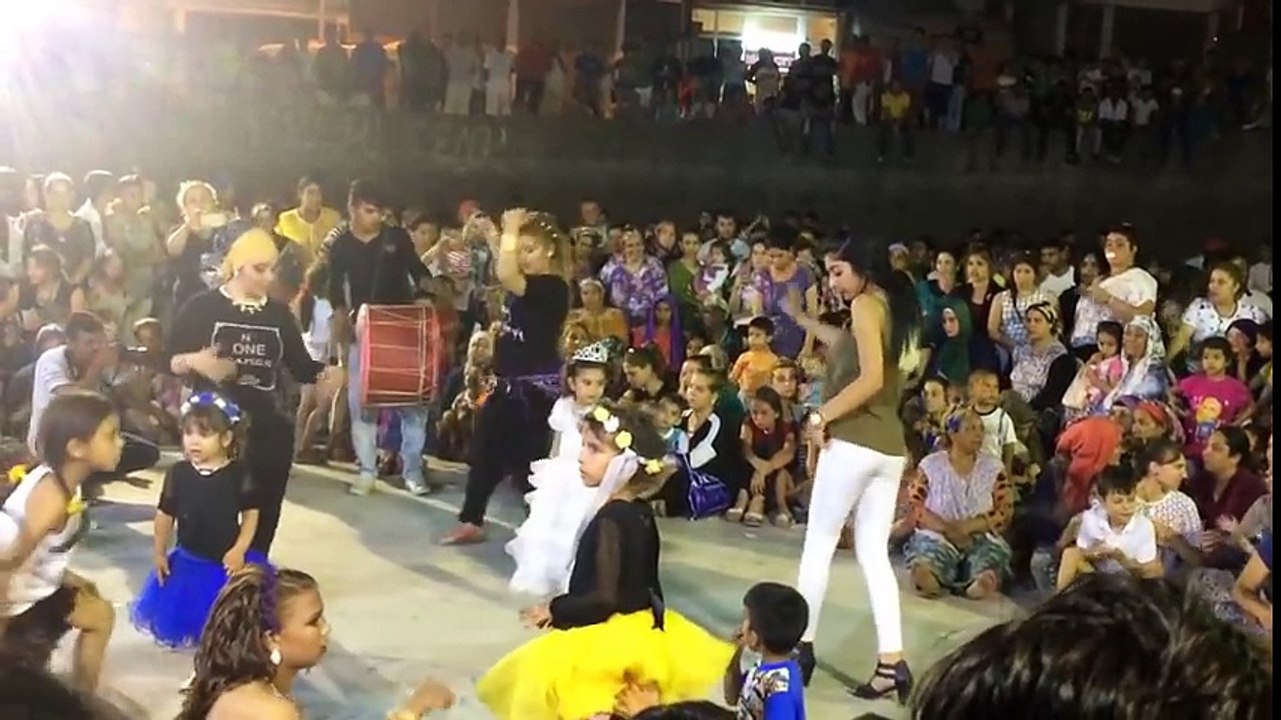 Türbanlı Roman Kızından Roman Düğününde Roman Havası İle Muhteşem Dans Gösterisi Sergiledi