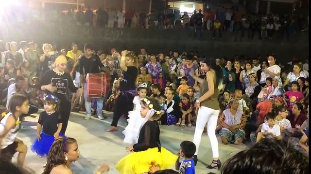 Türbanlı Roman Kızından Roman Düğününde Roman Havası İle Muhteşem Dans Gösterisi Sergiledi