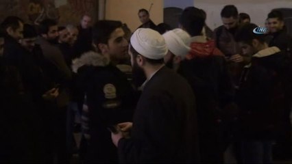 Tebliğciler' Yılbaşı Öncesi Taksim'de Noel Kutlamalarına Karşı Broşür Dağıttı