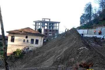 Sürmene'de Bir Mahalle Denize Kayıyor! 7 Bina Boşaltıldı, 200 Kişi Tahliye Edildi