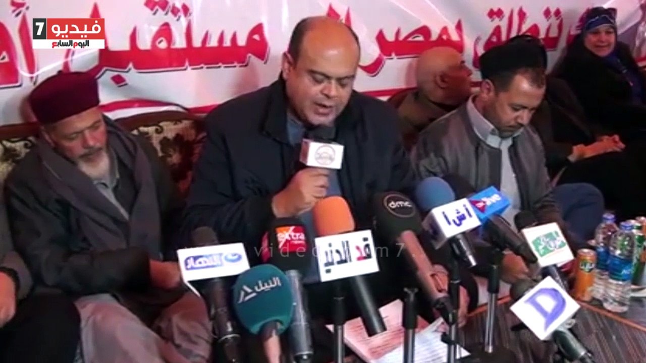 محافظ مطروح ينقل تحيات الرئيس السيسى لأهالى النجيلة خلال تسليمهم التعويضات