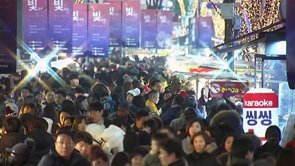 "아기 예수 탄생 축하"...한파에도 바글바글 / YTN