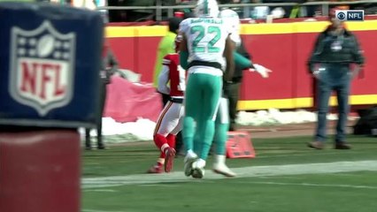 Tyreek Hill makes perfect adjustment on 33-yard reception
