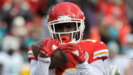 Tyreek Hill makes 52-yard catch amid three Dolphins defenders