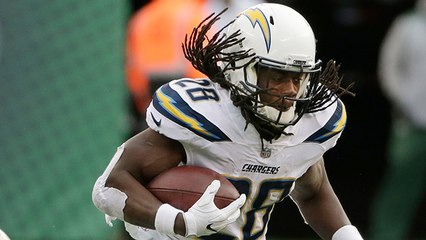 Melvin Gordon beats defenders and rushes for a 39-yard gain