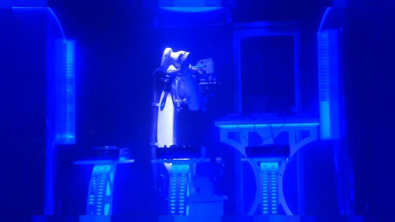 Prag: ein Roboter als DJ