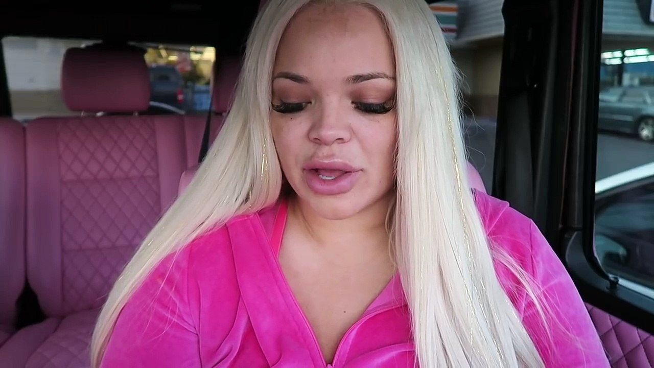 7 ELEVEN CHRISTMAS EVE EATING SHOW IN MY CAR!!! HOLIDAY GAS STATION FOOD MUKBANG