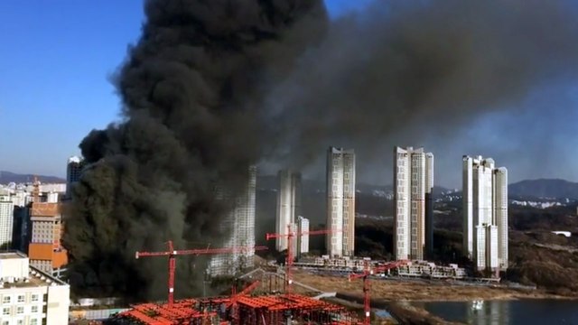 [속보] 검은 연기로 뒤덮인 수원 광교 공사현장 / YTN