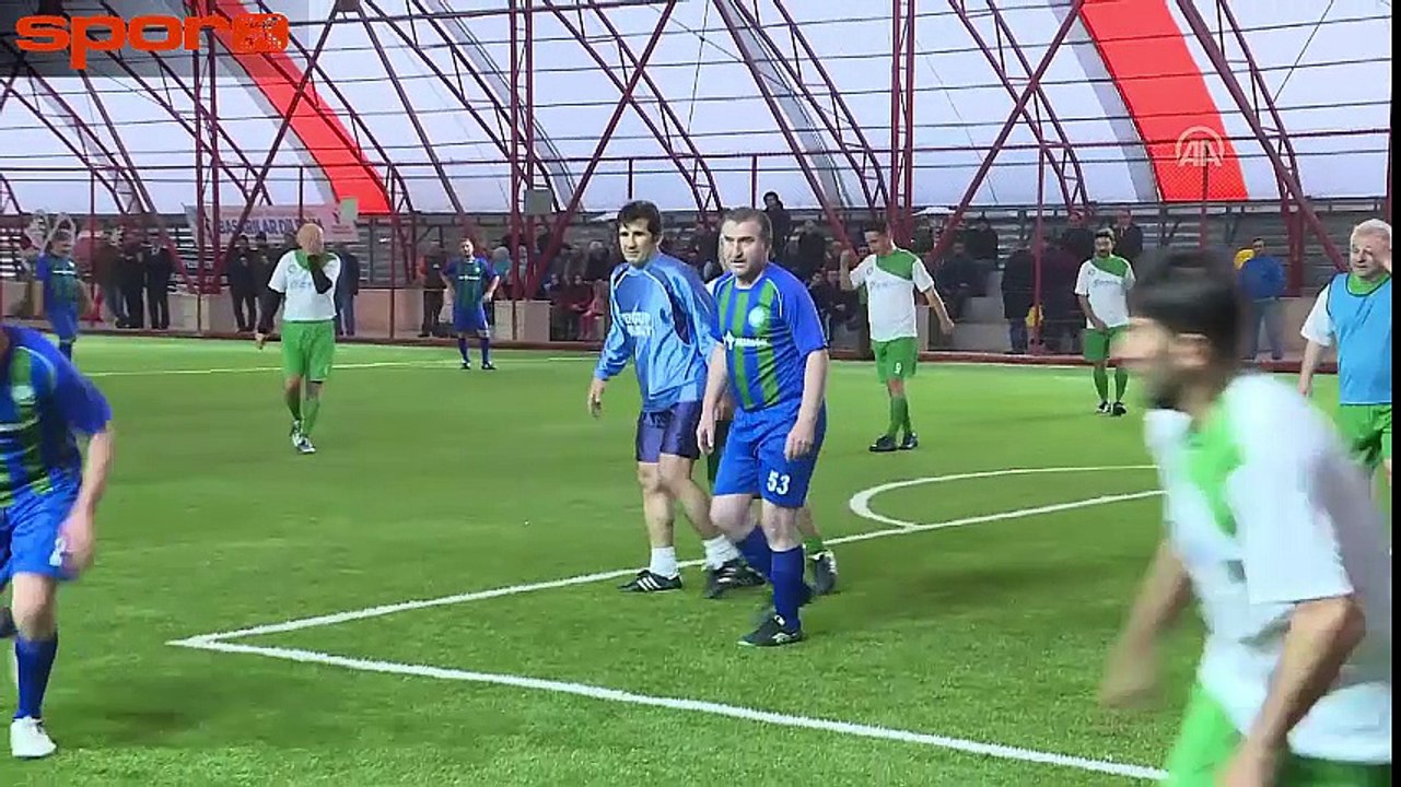 Bakan Osman Aşkın Bak, futbol oynadı