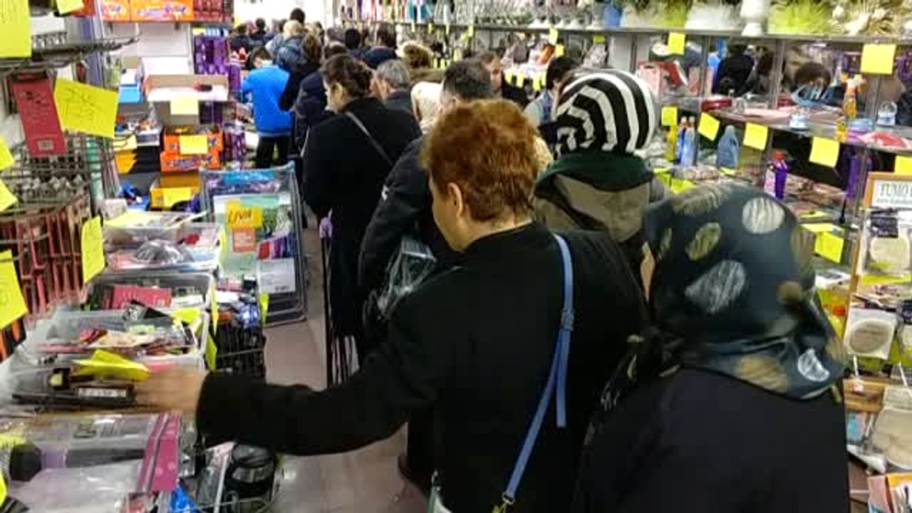Alışveriş Merkezinden Hırsızlık Yapan Yaşlı Kadın Yakalanınca Çaldıklarını Teslim Etti