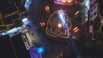 China recrea la danza del dragón de fuego más larga del mundo, de 128 metros