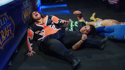 Une grosse catcheuse se casse la jambe en faisant une figure